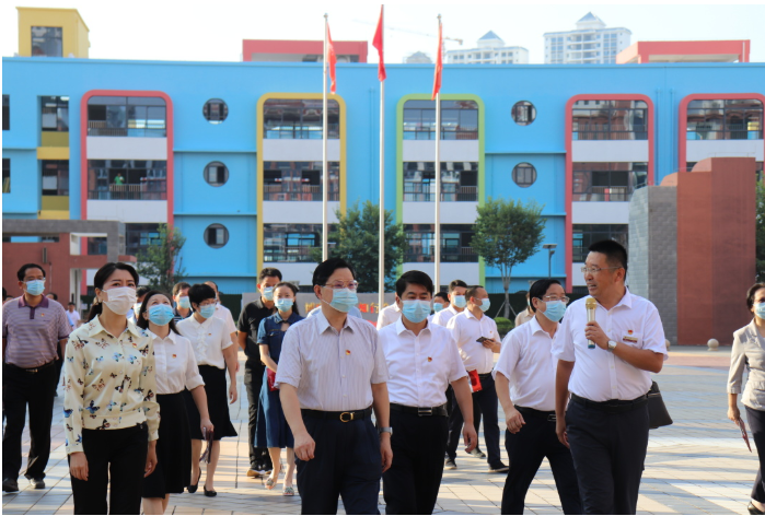 全區(qū)民辦學(xué)校黨支部標(biāo)準化規(guī)范化建設(shè)現(xiàn)場推進會參會人員到我校觀摩黨建工作